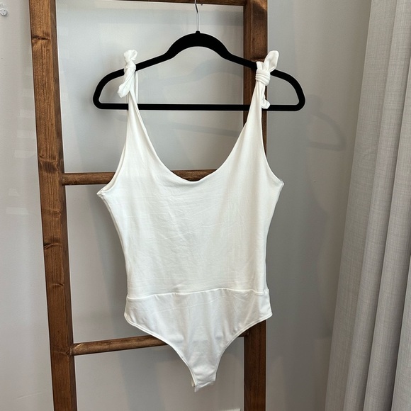 Lulu’s White Bodysuit with bows NWT - Picture 2 of 7